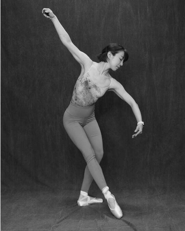 임혜영씨가 셀프 사진관에서 찍은 발레 프로필 사진. 한손에 카메라와 연결된 무선 리모컨이 쥐어져 있다. /독자 제공