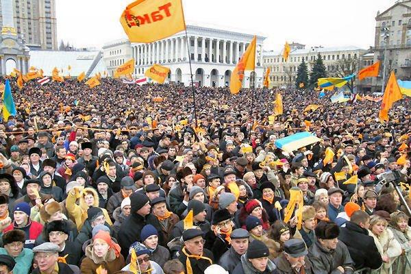 2004년 오렌지 혁명 당시 우크라이나 키예프 독립 광장에 시민들이 운집해 있다. 네한다라디오 홈페이지