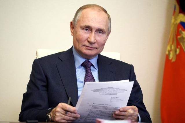 블라디미르 푸틴 러시아 대통령이 지난달 22일 모스크바 외곽 노보-오가르요보 사저에서 백신 생산 관련 화상회의를 하고 있다. 모스크바=AP 뉴시스