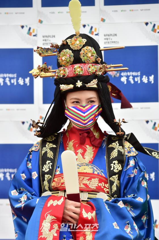 Oh Ha-young of Apink attended the opening ceremony of Park Sul-nyeos Korean traditional closing: Korean traditional clothing held at the Korean traditional clothing promotion center in Hamchang-eup, Daegu Gyeongbuk Institute of Science and Tech Sangju, on the afternoon of the 17th. ...Photo: Park Sul-nyeo Korea traditional clothing