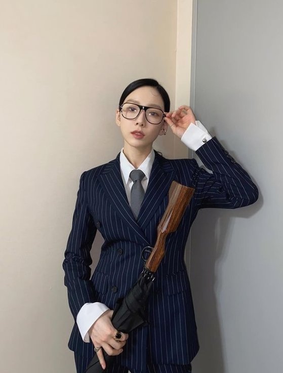 Singer Taeyeon encouraged the shooter of Amazing Saturday.Taeyeon posted several photos on his SNS on the 17th with an article entitled Manners maketh man #Amazing Saturday.The photo shows Taeyeon styling with striped suits, Jangwoosan, and black horn glasses.The movie Kingsman reminds me of the dress and the chic yet dandy atmosphere attracts attention.Fans who encountered the photos responded such as Oh cool, Taeyeon makes Amazing Saturday, Kingsman + Tanggu = Tangsman.On the other hand, TVN entertainment Amazing Saturday - Doremi Market, which Taeyeon is appearing on, is broadcast every Saturday at 7:40 pm.