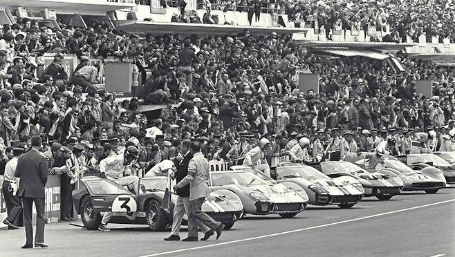 1966년 `르망 24시` 레이스가 시작되기 직전 모습. 참가 차량과 드라이버가 대기하고 있다.