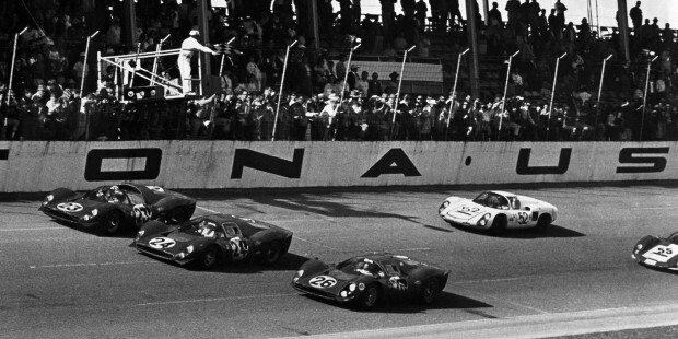 1967년 미국 플로리다에서 열린 '데이토나 24시'에서 결승선을 앞둔 페라리 3대가 함께 질주하고 있다.