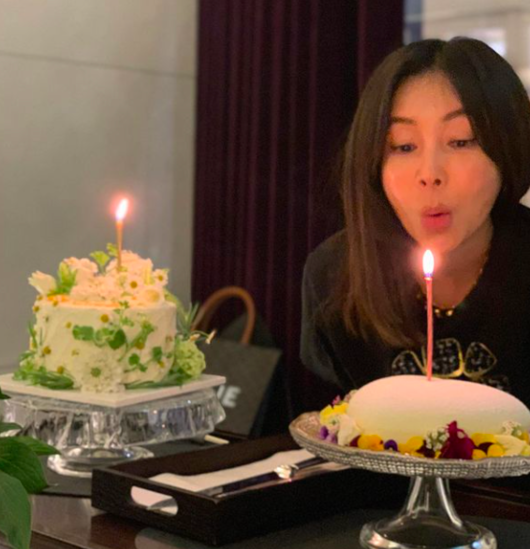 Actor Hwang Shin-hye thanked her acquaintances for celebrating her birthday, and she celebrated her 59th birthday Yesterday (16th).Hwang Shin-hye uploaded several photos to his instagram on the afternoon of the 17th and said, Thank you so much, to everyone who congratulated me.He added, I was so happy because of the cake and the gift.Hwang Shin-hye, who was born in 63 years, is 59 years old this year. She still shows off her beautiful beauty even though she is in her 60s.Hwang Shin-hye, who is from Incheon, was known to have been famous enough to be named in the surrounding schools during his school days, and was nicknamed Computer beauty in the 1980s.Hwang Shin-hye SNS