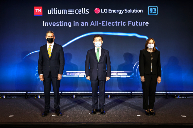 빌 리(왼쪽부터) 미 테네시주 주지사, 김종현 LG에너지솔루션 사장, 메리 바라 GM 회장이 16일(현지시간) 미 테네시주 내슈빌에서 전기차 배터리 제2 합작공장 설립을 발표하고 있다. 2공장에는 총 2조7,000억원이 투입된다./사진제공=LG
