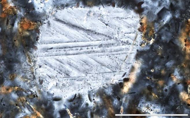 평범한 석영과 달리 운석이 충돌한 지형에서 발견되는 석영은 충격으로 변형되어 특이한 줄무늬 구조가 나타난다. 우경식 제공