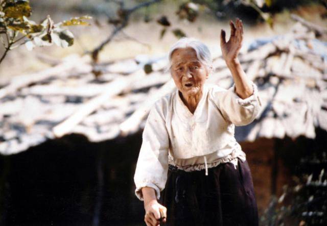 영화 '집으로' 속 김을분 할머니의 모습. 한국일보 자료사진