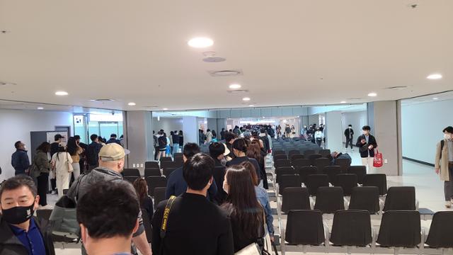 김포국제공항 국내선 청사 3층 출발장에 17일 오전 이용객이 붐비고 있다. 사진은 줄 맨 끝에서 바라본 모습. 이유지 기자