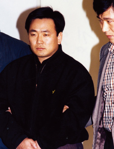 1995년 체포된 ‘부여 간첩’ 김동식 씨(왼쪽). [동아DB]