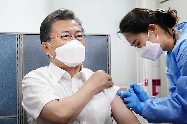 지난달 23일 오전 서울  종로구보건소에서 문재인 대통령이 아스트라제네카(AZ)사의 코로나 백신을 접종하는 모습. /뉴시스