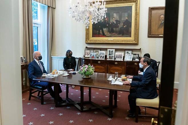 지난 16일(현지 시각) 미 백악관에서 햄버거로 점심 식사를 하고 있는 조 바이든(왼쪽) 미 대통령과 스가 요시히데 일본 총리. /조 바이든 트위터