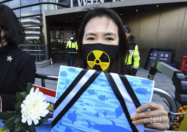 19일 서울 종로구 일본대사관 입주 건물 앞에서 한국YWCA연합회가 후쿠시마 오염수 해양 방류 결정 규탄 기자회견을 열고 있다. 이날 YWCA는 바다 장례식 퍼포먼스와 함께 오염수 방류 결정 철회를 촉구하고 일본 정부를 규탄했다.