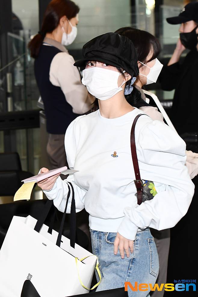TWICE members TZUYU, Mina, Sana and MOMO made the Jeju Island The Departure on the domestic flights of Gimpo International Airport in Banghwa-dong, Gangseo-gu, Seoul, on the afternoon of April 19.TWICE (TWICE) member MOMO is Departing The Jeju Island.