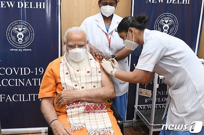 나렌드라 모디 인도 총리가 2021년 4월8일(현지시간) 뉴델리의 한 병원에서 자체 개발한 코로나19 백신 코백신의 2차 접종을 받고 있다. © AFP=뉴스1 © News1 우동명 기자