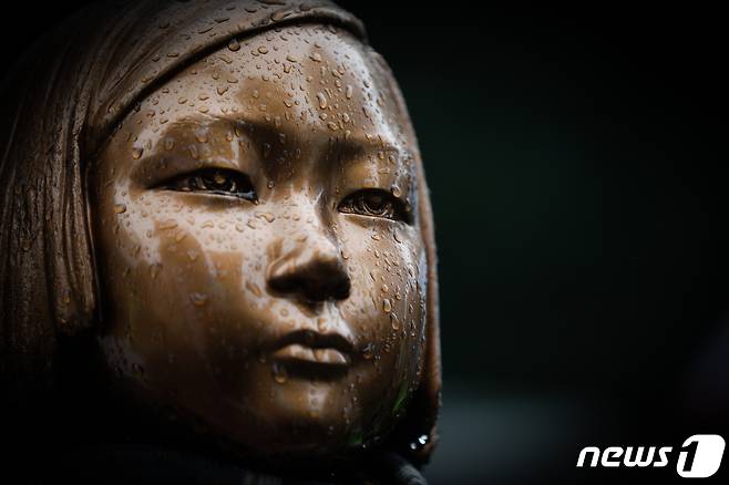 3·1운동 102주년인 1일 서울 종로구 구 일본대사관 앞 소녀상에 빗물이 맺혀있다. 2021.3.1/뉴스1 © News1 안은나 기자