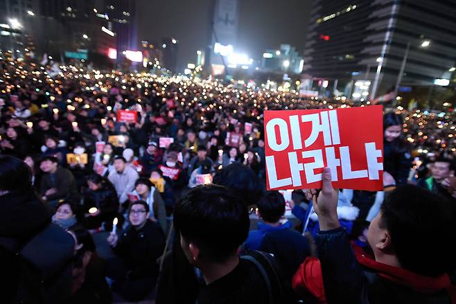 2016년 11월 박근혜 대통령 퇴진을 촉구하는 제4차 범국민 촛불문화제가 열렸다. ⓒ시사IN 신선영
