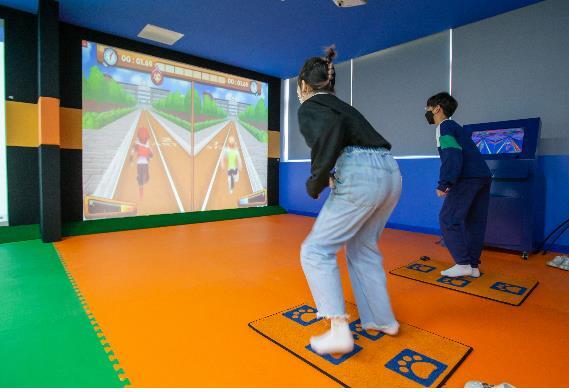 초등학교 가상현실 스포츠실에서 학생들이 운동을 즐기고 있다. [사진=문화체육관광부 제공]