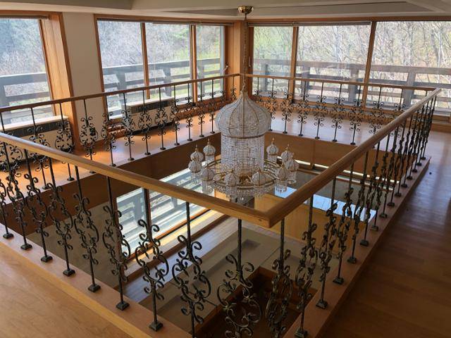 3월 31일 강원도 원주 부론면 소재의 건설브로커 윤중천씨가 소유했던 별장 내부 모습. 대규모 행사가 열렸던 F동은 3층에서 2층 연회실을 내려다볼 수 있는 구조다. 원주=이승엽 기자