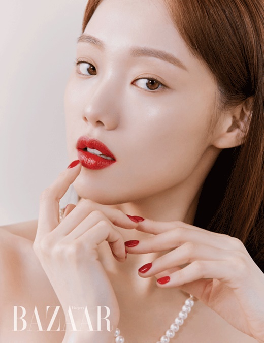 Actor Lee Sung-kyung showed off her bland visualsThis picture, which was held with magazine Harpers Bazaar, captures the lively Lee Sung-kyung in the beautiful season.Lee Sung-kyung in the public picture shows a colorful charm with a vivid color and a glittering texture Lipstick.When you apply a brilliant RED lip to your clean, bright skin, it is as fresh as a fresh apple, while it is more alluring when you apply a subtle lip color to a dark eye make-up.Lee Sung-kyung also impressed my field staff by digesting makeup in a completely different atmosphere.Lee Sung-kyung, who said he liked Lipstick the most among the usual makeup items, also revealed his makeup tips, saying that one RED Lipstick, which shines even in the face, looks clearer.Lee Sung-kyung showed a professional appearance by monitoring meticulously at the shooting scene, but he also played with Lipstick and led the atmosphere of the scene happily.Meanwhile, Lee Sung-kyungs pictures and videos can be found in the May issue of Harpers Bazaar, website and Instagram.