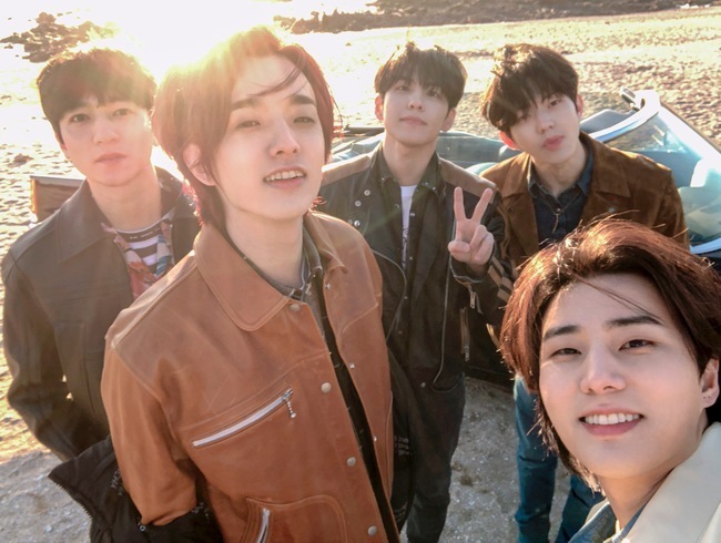 The band DAY6 (Day6), who believes and listens, captivated fanship with a warm visual in the new song music video The Last Of Us: Left Behind photo.JYP Entertainment, a subsidiary of the agency, released April 19 on the title song You Make Me (You Make Me) by DAY6 Mini 7th album The Book of Us: Negentropy - Chaos Seouled up in love (The Book of Earth: Negentropy - Chaos Swallow Up in Love, hereinafter Negentropy). Of Us: Left Behind photo made a surprise publicDAY6 showed off its youthful visuals against the beach, posing V for the camera and thrilling to those who smiled brightly.I sat back in the old car and looked at the air and gave a faint atmosphere, stimulating the spring sensibility of fans.Five members who have been united in Perfect Field in about a year since the Zombie (Zombie) announced in May last year showed their personality with their back to the dark sunset, and their cheerfulness was outstanding in the sunshine.They are showing off their presence in various charts recently.The title song You Make Me was recorded in the top of major domestic music sites such as Melon, Genie, and A Bugs Life shortly after its release, and all the songs recorded in the new song succeeded in being a chart.At 8 pm, A Bugs Life Real-time Chart was ranked # 1 and proved its reputation as Day 6 by keeping its top position until 7 am on the 20th.The new album Negentropy continued to open at 2 pm on the 20th, winning the top of the iTunes album charts in seven overseas regions including Indonesia, the Philippines and Turkey.At 12:00 pm, he was named the first real-time chart of the Hanter Chart album and the third real-time chart of the Gaon Chart Retail album.You Make Me is a song by Young K (Young K) and Wonpil, featuring hopeful lyrics and fresh sound, Because you are the last ray of hope for me.DAY6 has been steadily expanding its musical spectrum with new challenges and attempts since its debut.The new book Negentropy is the complete version of the book series that DAY6 has been developing since July 2019.Sungjin, Jae (Jay), Young K, Wonpil, and Doun are giving a lot of impression to the listeners by singing warm hopes under the theme of The energy that eventually restores us is love, and we become one because of love.