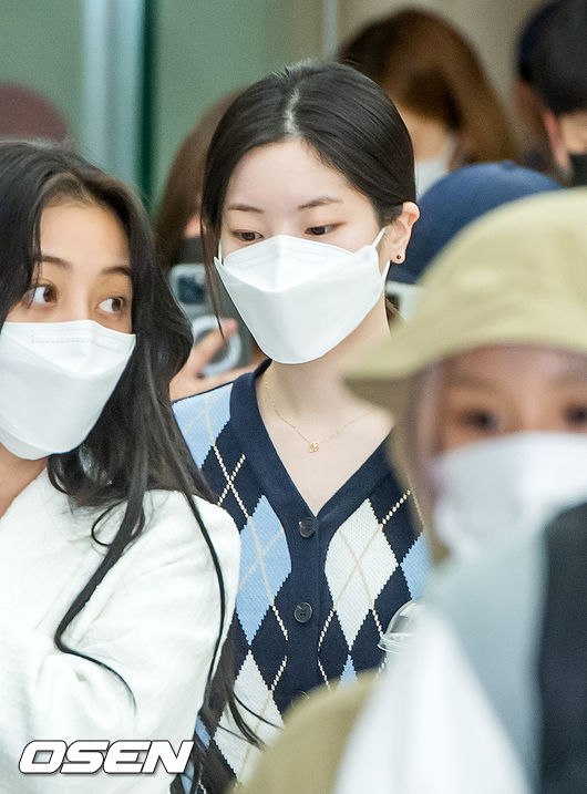 Some of the members of TWICE returned from Jeju Island via the Domestic flight at Gimpo International Airport in Gangseo-gu, Seoul on the 21st after completing the Jeju schedule.TWICE Dahyun is exiting the Gimpo International Airport Dominic flight building.