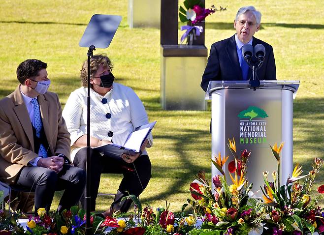 메릭 갈런드 미 법무장관이 19일 오클라호마 테러 26주기 기념식에서 추모사를 하고 있다. /AP 연합뉴스