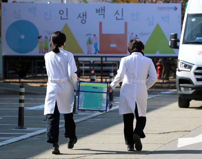 서울 중구 국립중앙의료원 중앙예방접종센터에서 진행된 코로나19 백신 접종 모의훈련에서 의료진들이 이송가방에 담긴 백신을 접종실로 운반하고 있다.(자료사진) ⓒ사진공동취재단