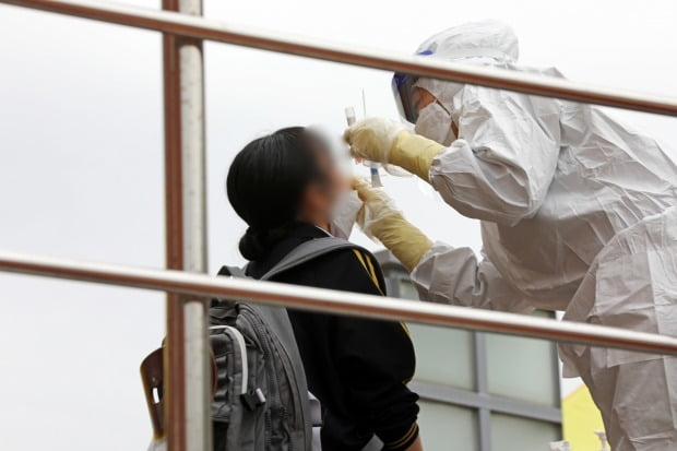 22일 오후 광주 북구의 한 여자고등학교에서 의료진들이 학생과 교직원 등의 검체를 채취하고 있다. /사진=뉴스1