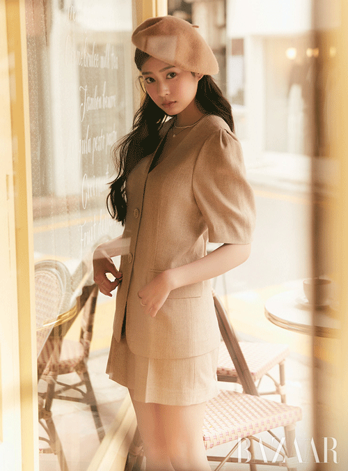 A fashion picture of IZ*ONE Min-Ju has been released.Min-Ju recently filmed fashion magazine bazaars and pictorials, showing bright sunshine and relaxed afternoon routines.This pictorial costume, full of feminine and chic Paris Jienne sensibility, blends with the spring season theme.IZONE (IZ*ONE) Min-Jus lovely figure is full of it.Min-Ju showed off her charming fashion look in a red lap one piece with a romantic floral design, or a multi-color shawl color check one piece that gave her points in a light check pattern.Min-Jus lovely mood, which naturally melts into the space as if it were actually in Paris, evokes the Paris Jienne soul.