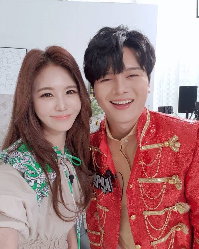 Actor Kang Ye-bin has released a certification shot with singer Shin In-sun.Kang Ye-bin wrote on his Instagram account on April 22, My life- valuable Choices. Really ~ Bright energy and manners are the best!! I can actually listen to the song, I have been listening to the ear Huang MRT station  and posted several photos.In the public photo, Kang Ye-bin and Shin In-sun stand side by side and take a self-portrait.Kang Ye-bin, who boasts beauty with colorful features, and Shin In-sun, who stares at the camera with a warm smile, creates a sense of familiarity.Just by looking, the two-shot that becomes the Houghang MRT Station catches the eye.Meanwhile, Kang Ye-bin recently appeared on TV Chosun Mistrot 2, currently in charge of the channel view My Lifetime Prices 3.