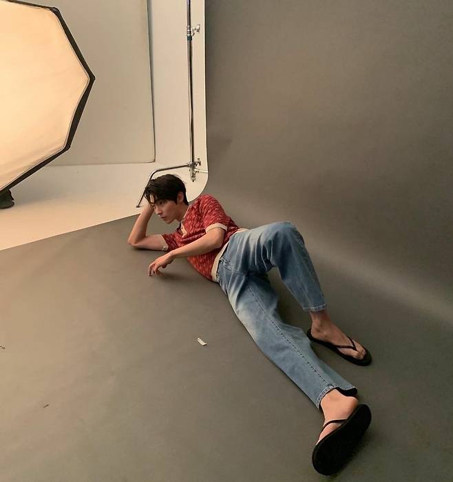 Actor Hwang In-yeop has released the behind-the-scenes footage.Hwang In-yeop posted several photos on his Instagram on April 22 with an article called behind story.In the photo, there are various behind-the-scenes images of Hwang In-yeop taken during the photo shoot.He showed off his superior charm and showed a model force, and he showed a professional aspect such as overwhelming the camera with his charming eyes.The netizens who responded to this comment commented, I like the update for a long time, I miss the Seo-joon so much and It is so cool.On the other hand, Hwang In-yeop received a great love for playing the role of Han Seo-joon in the TVN drama Goddess Gangrim which last February.Recently, Netflix original series The Sound of Magic joined the news.An emotional music drama featuring the meeting between Yoon Ae (Choi Sung-eun), a girl who became an adult too early, and Lee (Ji Chang-wook), a Mystery magician who wants to remain a child even when she becomes an adult.Based on the same name Webtoon by a Hail-kwon writer, Hwang In-yeop plays Nile and others.
