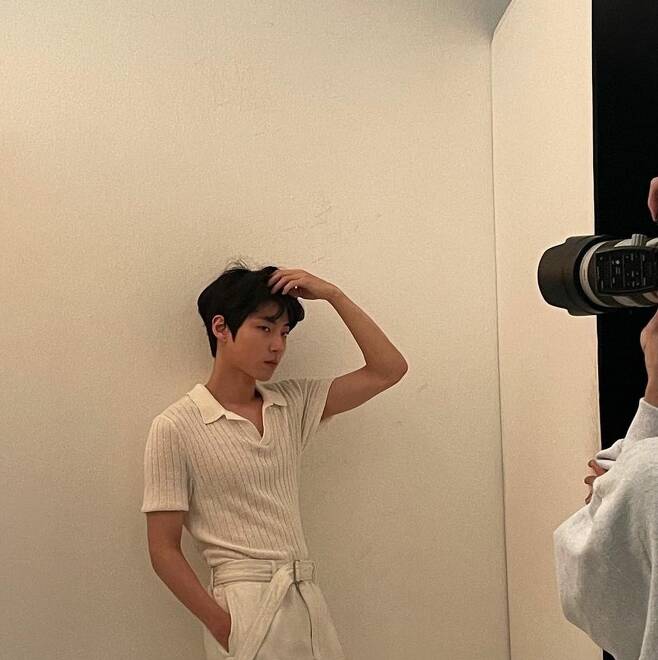 Actor Hwang In-yeop has released the behind-the-scenes footage.Hwang In-yeop posted several photos on his Instagram on April 22 with an article called behind story.In the photo, there are various behind-the-scenes images of Hwang In-yeop taken during the photo shoot.He showed off his superior charm and showed a model force, and he showed a professional aspect such as overwhelming the camera with his charming eyes.The netizens who responded to this comment commented, I like the update for a long time, I miss the Seo-joon so much and It is so cool.On the other hand, Hwang In-yeop received a great love for playing the role of Han Seo-joon in the TVN drama Goddess Gangrim which last February.Recently, Netflix original series The Sound of Magic joined the news.An emotional music drama featuring the meeting between Yoon Ae (Choi Sung-eun), a girl who became an adult too early, and Lee (Ji Chang-wook), a Mystery magician who wants to remain a child even when she becomes an adult.Based on the same name Webtoon by a Hail-kwon writer, Hwang In-yeop plays Nile and others.