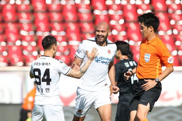 광주FC 펠리페(가운데). 사진제공｜한국프로축구연맹