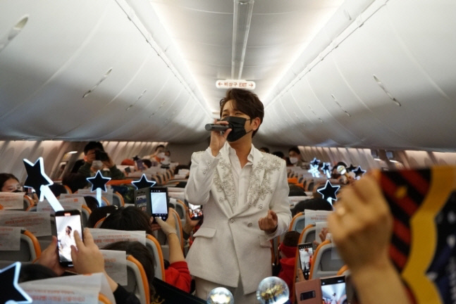 지난 18일 제주항공 7C380편에서 트로트 가수 김수찬이 기내 팬미팅을 진행하고 있다. 제주항공 제공