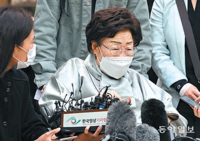 일본군 ‘위안부’ 피해자 이용수 할머니가 21일 일본에 배상책임이 없다는 서울중앙지법 판결 직후 법원 앞에서 “황당하다. 국제사법재판소로 가겠다”고 말했다. 양회성 기자 yohan@donga.com