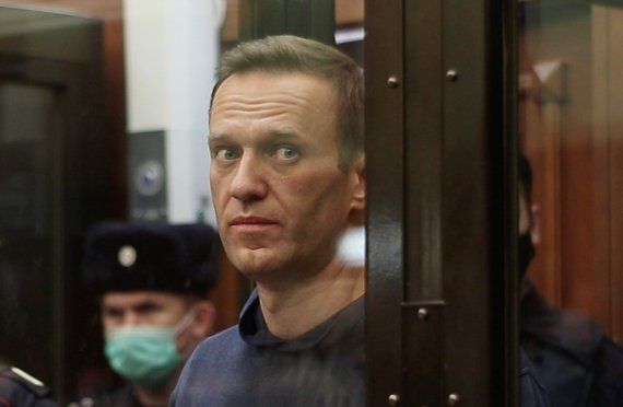 러시아 야권지도자 알렉세이 나발니가 2021년 2월 2일 모스크바 시모노프스키 지방 법원에서 판결을 기다리는 모습. 그는 이날 집행유예가 취소돼 3년 6개월의 징역형을 선고받았다. 로이터뉴스1