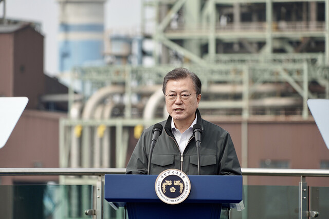 문재인 대통령이 지난 3월 보령 화력발전소에서 그린뉴딜 전략 관련 연설을 하고 있다. 청와대 제공