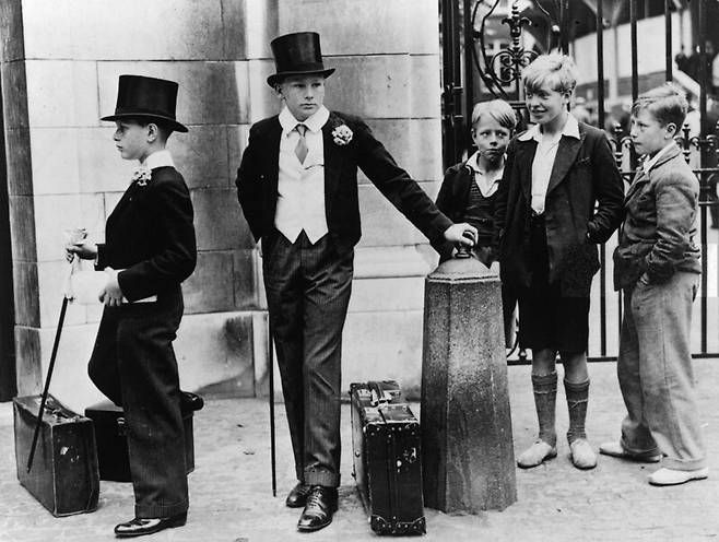 귀족학교에 다니며 교복 정장을 갖춰 입은 상류층의 아이들(왼쪽 두명)과 노동자 계급의 아이들이 대비되는 1930년대 영국의 풍경. 사진 제목은 ‘토프스 앤드 터프스’(Toffs and Toughs, 1937). 위키피디아