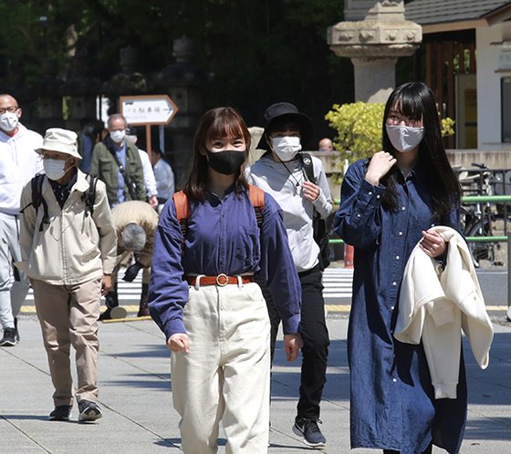 일본 내 코로나 확진자가 급증했다. 야스쿠니 신사 앞을 지나는 도쿄 시민들. [AP=연합뉴스]