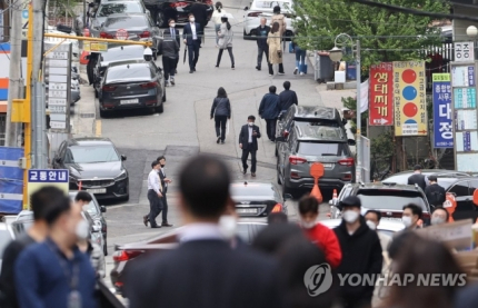 12일 오후 서울 서초구 서초대로 인근에서 직장인들이 걸어가고 있다. /연합뉴스