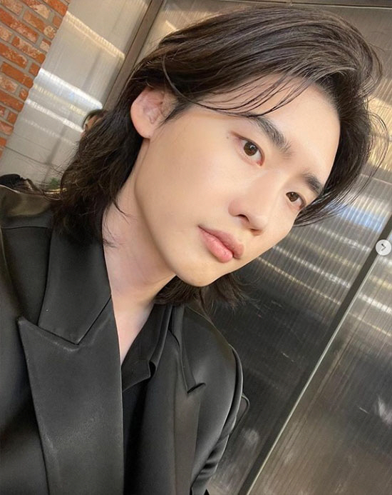 Actor Lee Jong-suk captivates eye with vampire-class beautiful lookOn Monday, Lee Jong-suk posted a selfie through his Instagram.In the photo, Lee Jong-suk, wearing a black romper suit, showed a long-haired style.The black style Lee Jong-suk, contrasted with white skin results, boasts a perfect shape from the model.Lee Jong-suk, who catches the eye with vampire-class beautiful looks in particular, has raised expectations for a new character.Meanwhile, Lee Jong-suk has reported on the new film witch2 and the movie Decibel by Park and Hoon Jung after the cancellation in January.Recently, he is under review after receiving an offer to appear in the return movie Big Mouse.