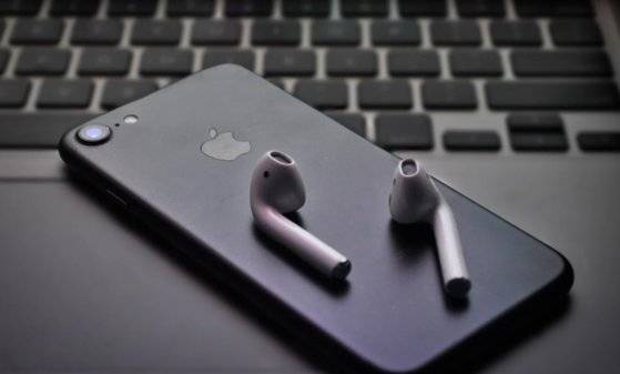 에어팟과 아이폰 이미지. 사진 픽사베이(pixabay)