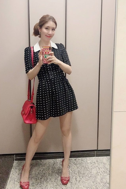 Actor and creator Yonji Ham, 29, of the Ottogi family showed off her daily Beautiful looks.Yonji Ham wrote on Instagram on Monday that he posted a picture of Yesterdays ootd and is a mirror selfie.Yonji Ham, in a dot-patterned black mini dress, is wearing a cute hot pink bag and making a clear smile.It is a mobile phone case designed in the shape of a product of Ottogi. It also attracts attention with Yonji Hams innocent beautiful looks.Netizens responded by saying, Its like a doll.Yonji Ham is the eldest daughter of Ottogi Ham Young-joon, 62, who married Husband, the same age, in 2017.It communicates with the public by disclosing daily life with family in SNS and entertainment without hesitation.
