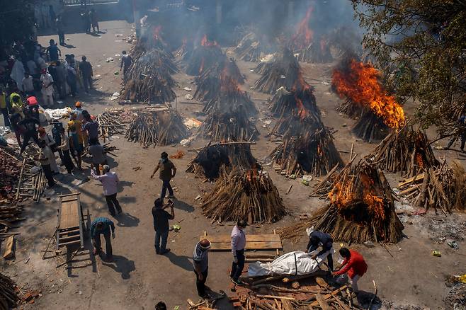 인도 수도 뉴델리에 마련된 화장터에서 24일(현지 시각) 밀려드는 코로나 사망자들로 한꺼번에 화장이 이뤄지고 있다. /AFP 연합뉴스