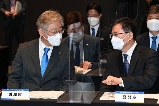 이재명 경기지사(왼쪽)가 20일 오전 서울 여의도 글래드호텔에서 열린 청소·경비노동자 휴게시설 개선 국회토론회에서 정성호 국회 예결위원장과 대화하고 있다. 뉴스1