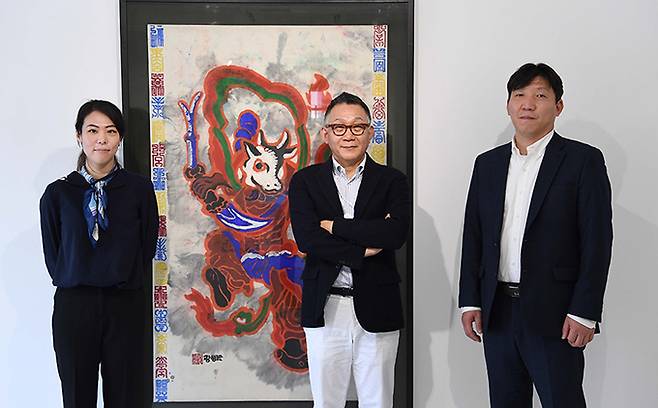 박세리 브루지에 히가이 갤러리 지사장과 최웅철 웅갤러리 대표, 이승훈 본화랑 대표(왼쪽부터)가 박생광 화백의 작품 앞에서 기념촬영하고 있다. 남제현 선임기자