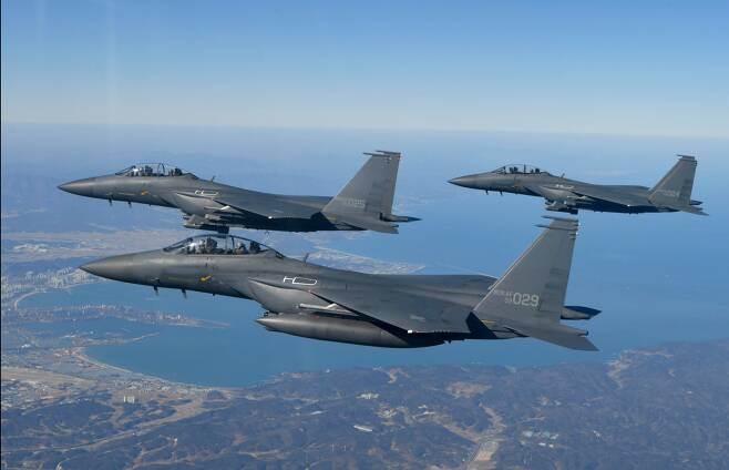 2021년2월 설 연휴를 앞두고 이성용 공군참모총장이 탑승한 F-15K 편대가 포항 상공을 비행하고 있다.  공군 주력전투기인 F-15K 59대 성능개량 비용이 4조600억원에 달하는 것으로 알려져 논란이 일고 있다. /공군