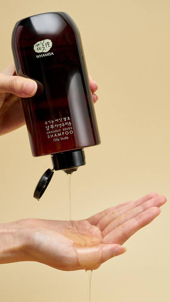 화미사 유기농 씨앗 발효 샴푸 - 순한 천연 유래 계면활성제를 사용했고 건성 두피용은 자연 유래 성분 중 유기농 성분이 68.2%이며 약산성이어서 민감성 두피에도 순하다. 500mL 3만4천원.