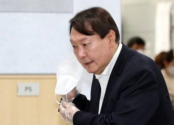 윤석열 전 검찰총장이 지난 4월 2일 오전 서울 서대문구 남가좌1동 주민센터에 차려진 2021 재·보궐선거 사전투표소에서 신분확인을 하고 있다. 임현동 기자