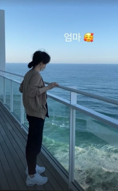 Actor Han Ye-seul has revealed her picture following her mother and proved to be superior mother and daughter.Han Ye-seul posted a picture on his stargram on the 26th without any comment.Han Ye-seul in the photo poses with a relaxed look on a hotel terrace with an impressive Océan view.Especially in his 40s, he still shows off his beautiful beauty and doll body.Han Ye-seul previously revealed her mother looking at the sea.Han Ye-seuls mother in the photo was a hot topic because she showed a superior visual that was just as good as her daughter even though she only showed her side.Han Ye-seul will expire his exclusive contract with his current agency Partners Park at the end of June, and he will not renew his contract.a fairy tale that children and adults hear togetherstar behind photoℑat the same time as the latest issue